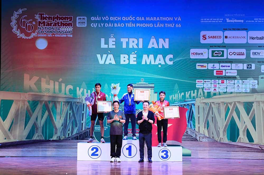 Ban to chuc trao giai cho cac ca nhan, tap the co thanh tich xuat sac. Anh: BTC