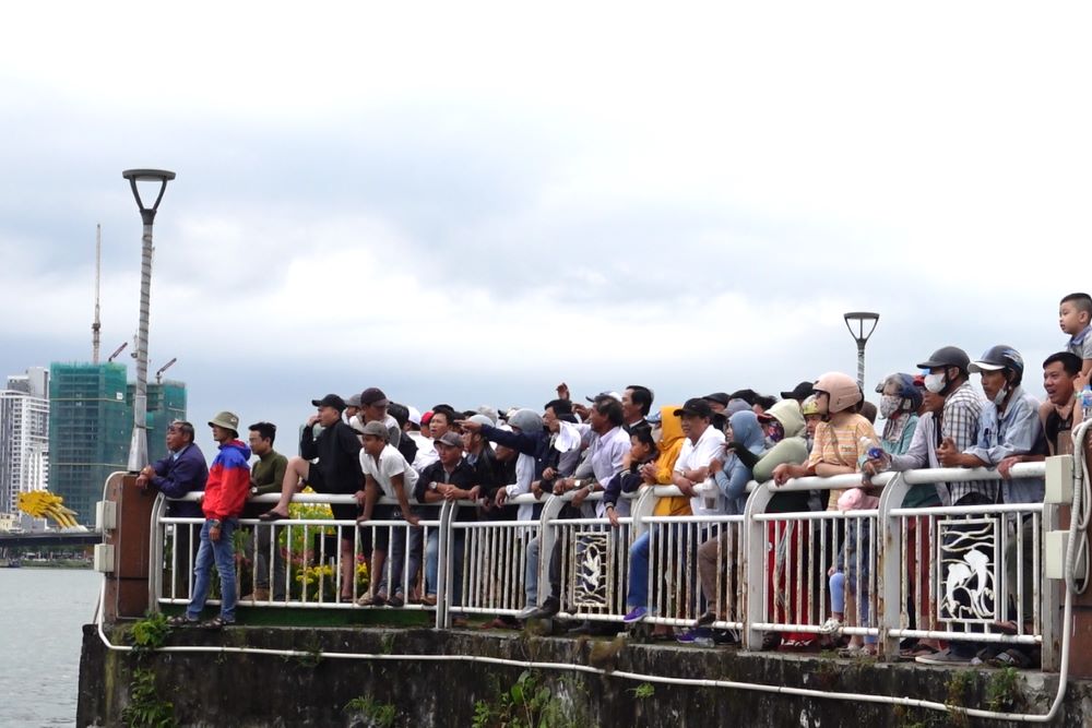 Quang Nam people come to Da Nang a day in advance to watch the boat race. Photo: Tran Thi