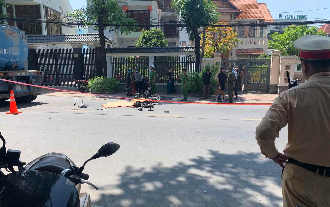 The scene of the accident between a tanker truck and an electric bicycle that killed a teenage boy. Photo: Dinh Trong