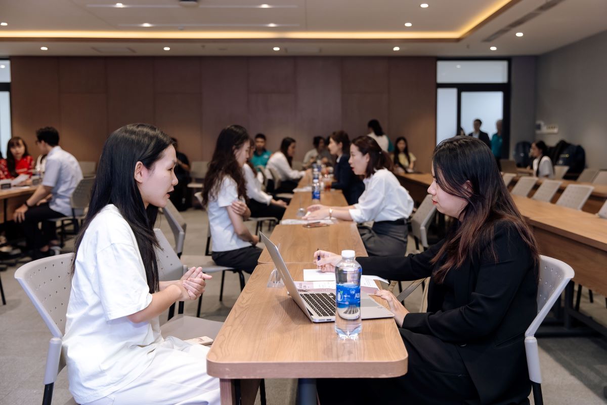 More than 5,000 high-quality job opportunities have reached students and workers through the EUH Sharing & Giving - Career Fair 2025 event series. Photo: Thanh Kieu