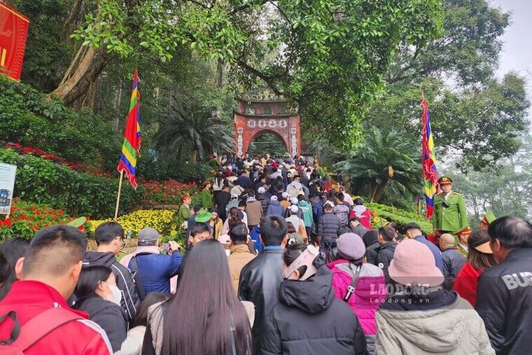 On the morning of March 30, many people and tourists went to pay their respects to the Hung Temple festival. Photo: To Cong.