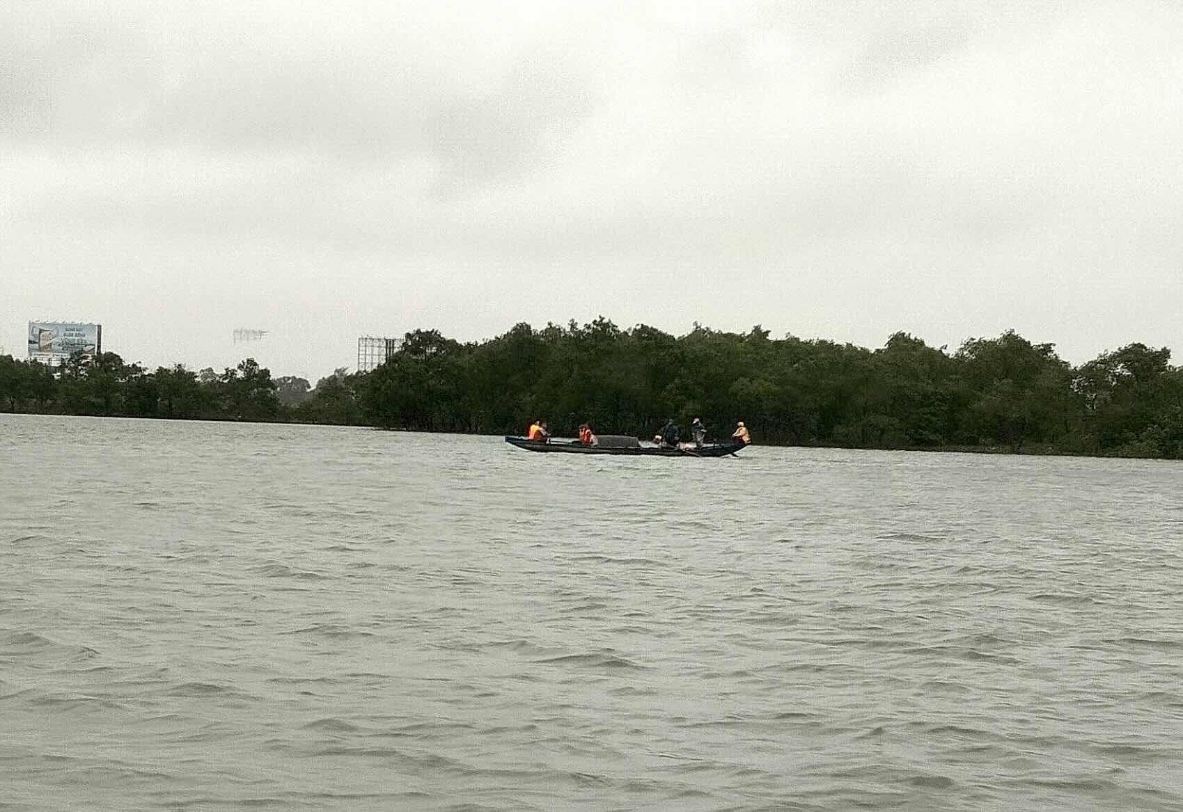 The authorities are searching for the young man suspected of jumping off the bridge. Photo: Xuan Thi