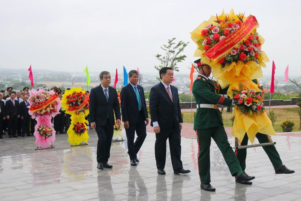 Flower offering ceremony, incense offering ceremony for the Victory Monument of Nui Ba (Phu Cat district, Binh Dinh). Photo: Binh Dinh Provincial Information Portal