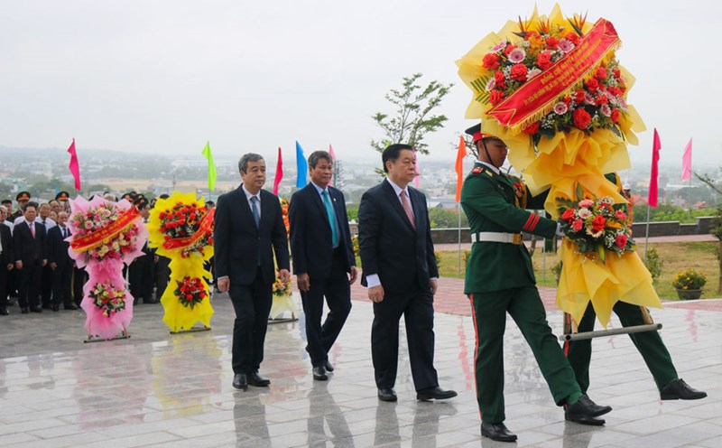 Flower offering ceremony, incense offering ceremony for the Victory Monument of Nui Ba (Phu Cat district, Binh Dinh). Photo: Binh Dinh Provincial Information Portal