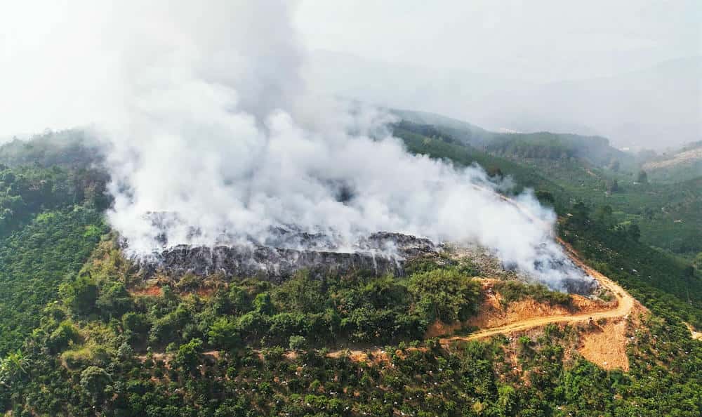 Gung Re landfill is on fire, smoke and dust are polluted, affecting people. Photo: Lam Hong