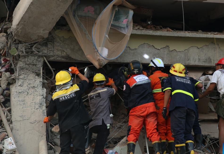 Rescate de victimas del terremoto de Myanmar en Mandalay, el 30 de marzo de 2025. Imagen de la agencia Xinhua