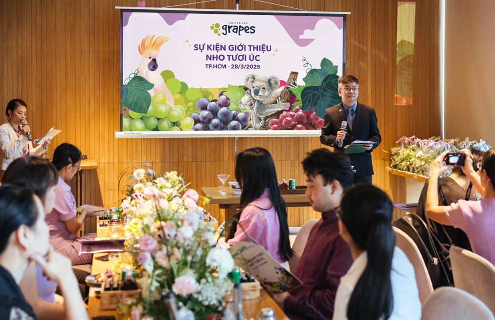 Mr. Jonathan saw - Representative of the Consulate General of Australia in Ho Chi Minh City - shared the fresh grape variety. Photo: Provided by the enterprise