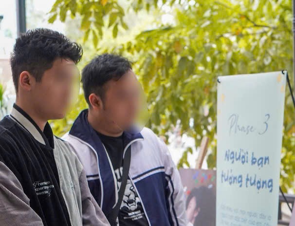 Hoc sinh o nhieu do tuoi tham gia trien lam voi mong muon tim hieu ve the gioi cua nguoi tu ky. Anh. Ban to chuc 