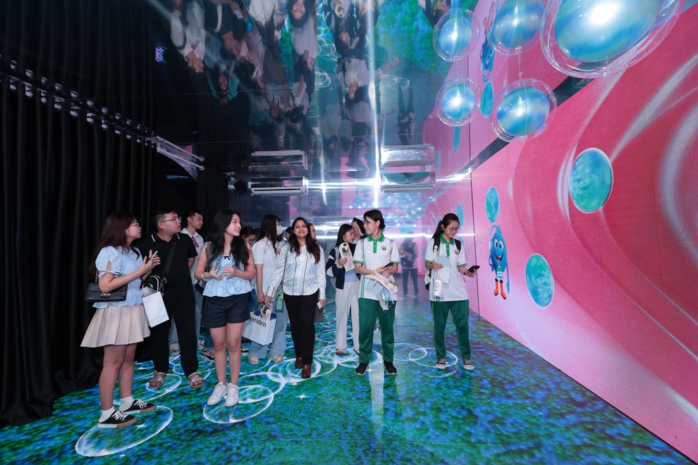 Young people are excited to visit the exhibition space of The adventure of the Diary. Photo: Provided by the enterprise