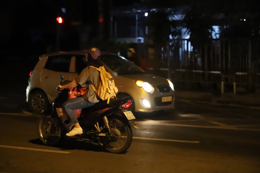 Los motociclistas nocturnos deben respetar las reglas de transito. Imagen de la derecha