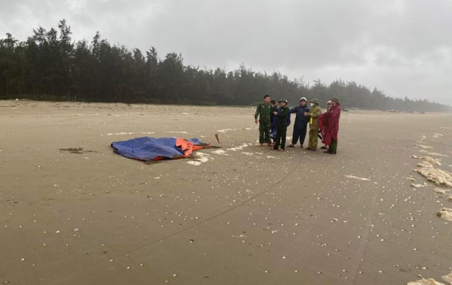 To date, of the 3 missing fishermen on the NA 80-209-TS fishing boat that sank, 2 bodies have drifted to the coast of Ha Tinh. Photo: Lien Xuan.
