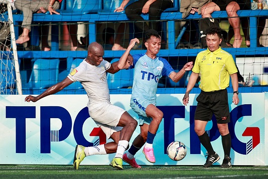 Cuu sao V.League, ngoai binh Epassi Ewonde (trai) cung tham du giai dau trong mau ao An Bien FC. Anh: BTC