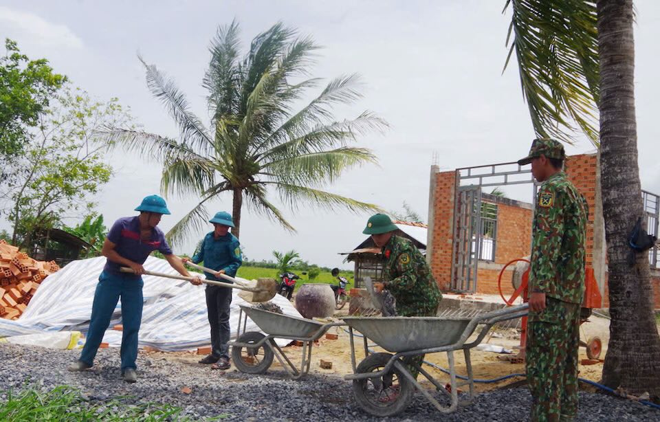 Viec ho tro nha o duoc thuc hien theo phuong cham Nha nuoc ho tro, cong dong chung tay giup do, ho gia dinh tu tham gia dong gop. Anh: Duy Minh