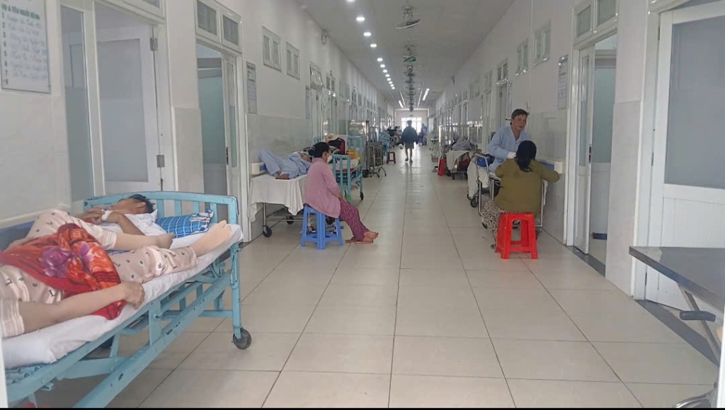 Los pacientes en el Hospital General de Nguyen Dinh Chi Chi (Bentree) deben estar en el pasillo para recibir tratamiento. Imagen de la ciudad de Chan Chan