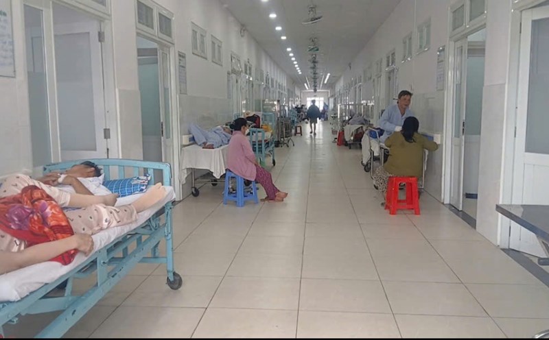 Patients at Nguyen Dinh Chieu General Hospital (Ben Tre) had to be treated in the hallway. Photo: Thanh Nhan