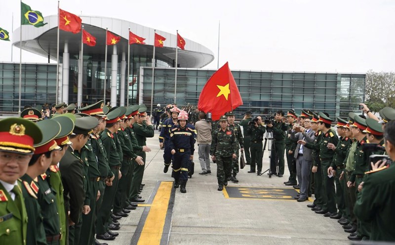 The Vietnamese Army and People's Public Security forces set off to Myanmar to support the recovery of the consequences of the earthquake. Photo: Hai Nguyen