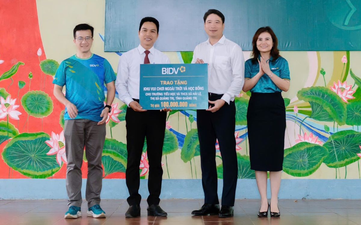 Awarding scholarship symbols and playgrounds to students. Photo: H.Nguyen