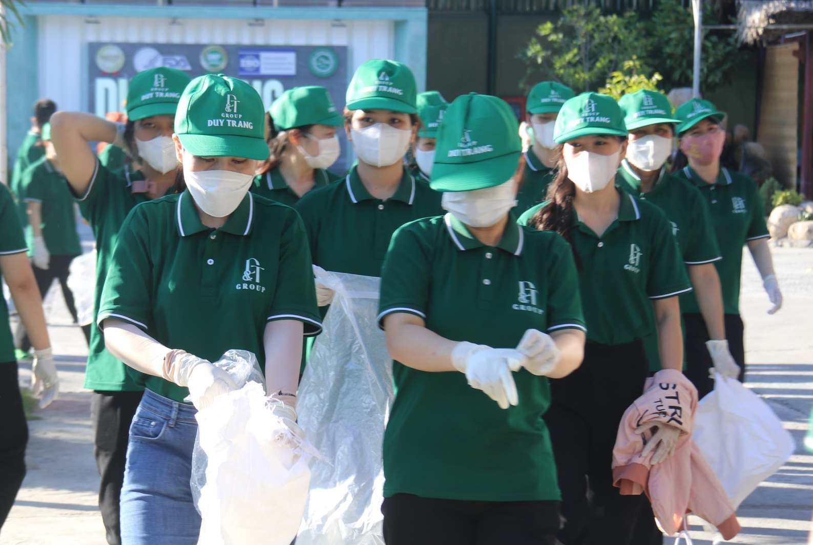 Casi 200 trabajadores laborables participaron en el embellecimiento del paisaje, celebrando el 50 aniversario de la liberacion de Chiang Mai. Imagen de la pagina web de la Universidad de Hong Kong