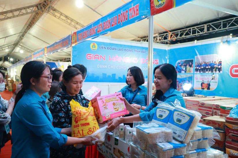 Bac Giang Provincial Trade Union officials presented gifts to workers at the 0 VND booth for workers. Photo: Quyet Chien