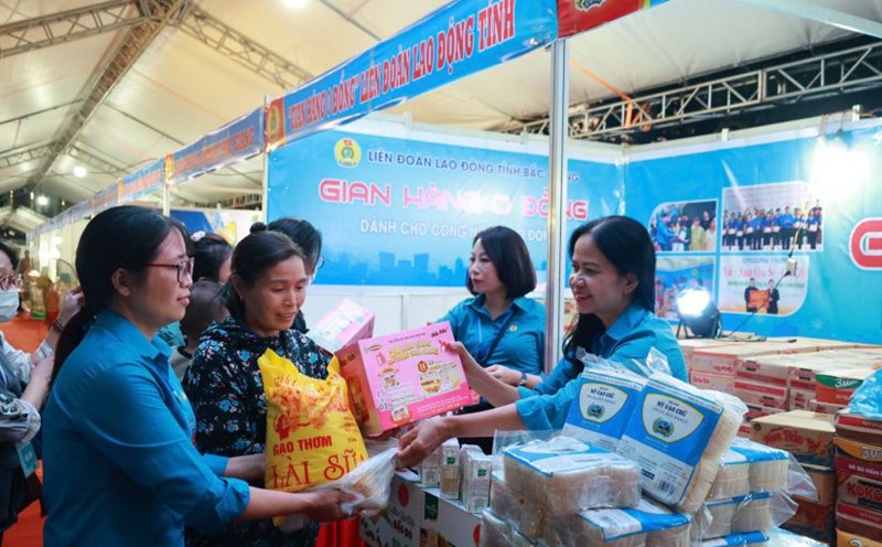 Bac Giang Provincial Trade Union officials presented gifts to workers at the 0 VND booth for workers. Photo: Quyet Chien