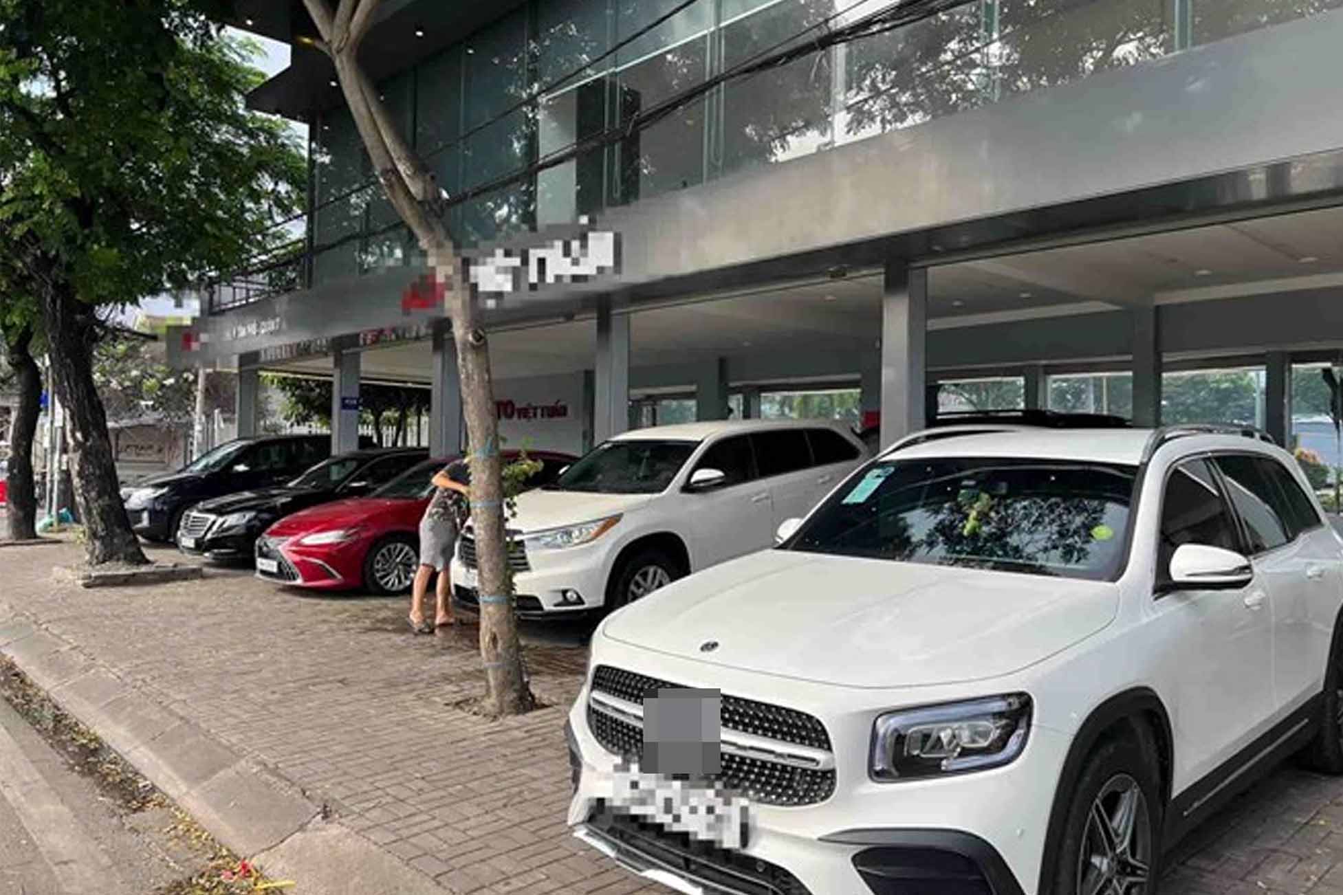 Aqui hay consejos para que entienda mejor las consideraciones que debe tener en cuenta y para asegurarse de obtener un buen trato cuando compre un automovil. Imagen de la pelicula