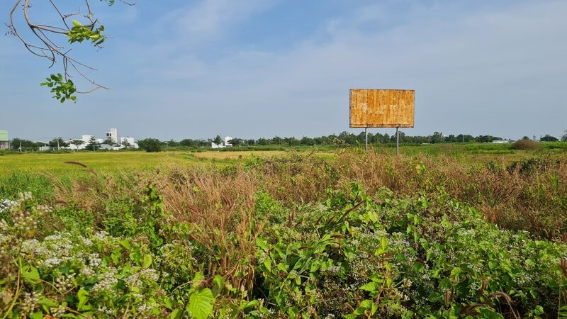 For more than 15 years, the thousand-billion-dong hospital project on the prime land in Bac Lieu has been an empty lot. Photo: Nhat Ho
