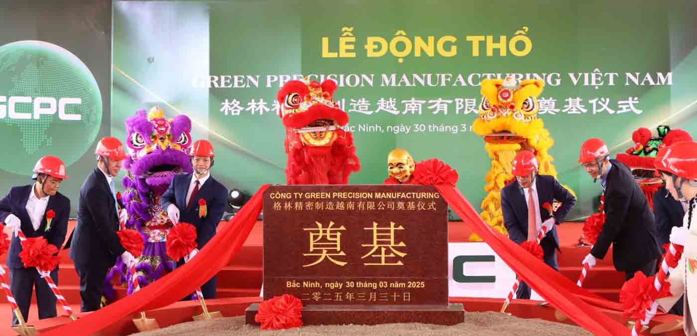 El presidente de la Junta de la Provincia de Bac Ninh, Vuong Quoc Tuan (tercero desde la izquierda) y los delegados realizaron el rito de la tierra en el proyecto de la empresa Green Precision Manufacturing Vietnam. Imagen de la pagina web de la organizacion