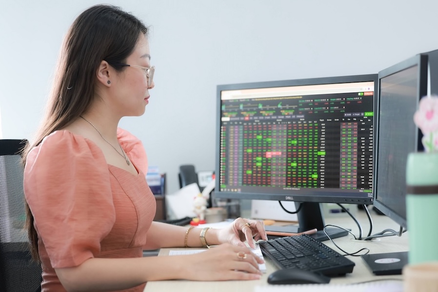 El VN-INDEX retrocedio a la zona de apoyo de 1,300 puntos, abriendo oportunidades de desembolso para inversores a medio y largo plazo. Imagen de la pagina web de la Universidad de Hong Kong