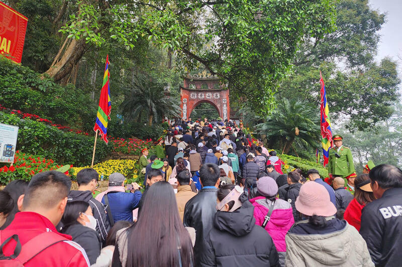 Tourists flock to Hung Temple before the Hung Kings' Commemoration Day. Photo: To Cong