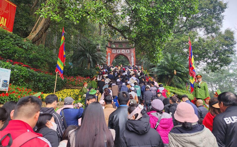 Tourists flock to Hung Temple before the Hung Kings' Commemoration Day. Photo: To Cong