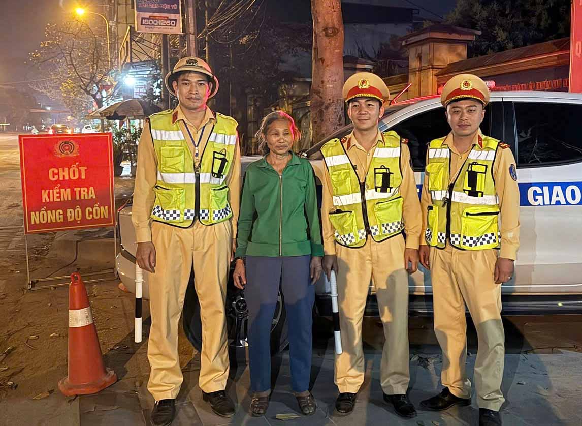 Quy Hop traffic police (Nghe An) support the lost old lady to return home safely. Photo: Ngoc Anh