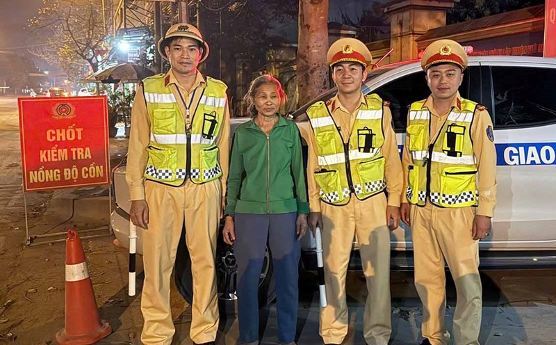 Quy Hop traffic police (Nghe An) support the lost old lady to return home safely. Photo: Ngoc Anh