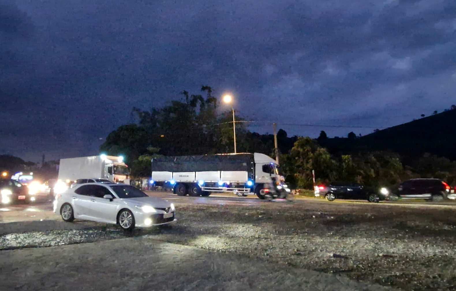 El area de vagones de 32 asientos se precipita hacia el abismo de Bao Lu. Imagen de Baul Lam