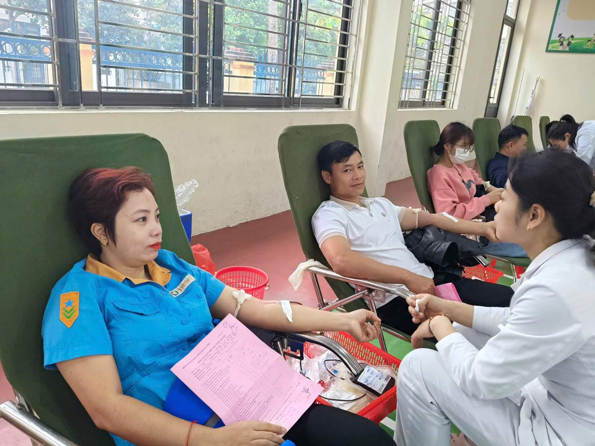 Los trabajadores de la empresa de construccion naval de Hai Hai (Guang Ninh) participaron en la donacion voluntaria de sangre. Foto: Centro de Comunicacion Cultural de la ciudad de Hai Hai