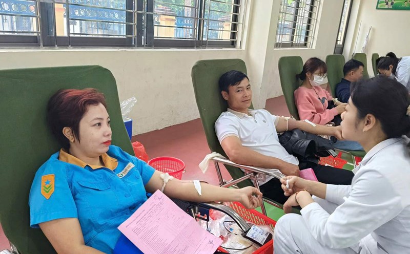 Workers and laborers of Hai Ha Seaport Industrial Park (Quang Ninh) participate in voluntary blood donation. Photo: Hai Ha Cultural Communication Center