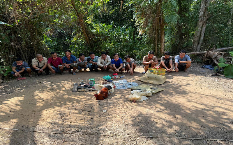 Caught 12 subjects red-handed kicking and seizing 85 million VND. Photo: Provided by the police