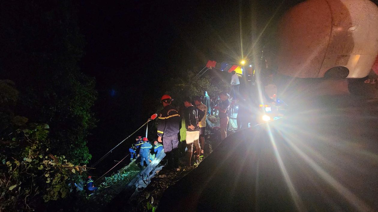 Se esta llevando a cabo una operacion de rescate de un vehiculo que se hundio en un abismo. Imagen de Baul Lam