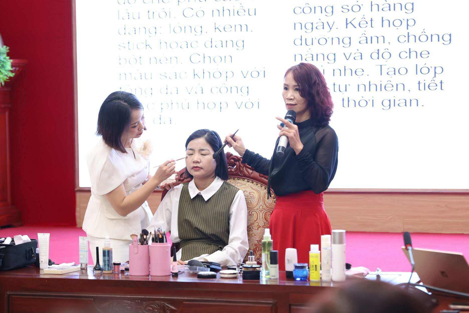 En la sesion de actividades, los miembros del Club son equipados con conocimientos sobre cuidado de la piel y maquillaje en el lugar de trabajo. Imagen: El Ejercito