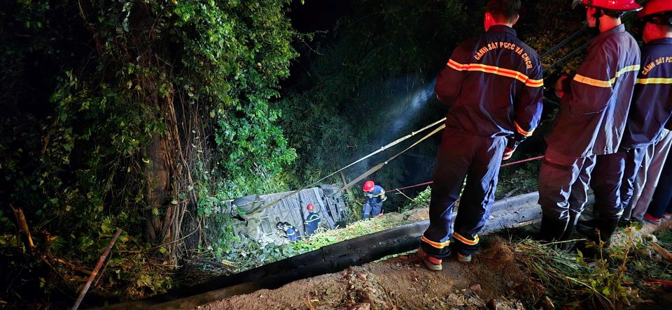 Escenario de un coche de pasajeros que cae en un hoyo en el paso de Bao Lu. Imagen de la lampara roja