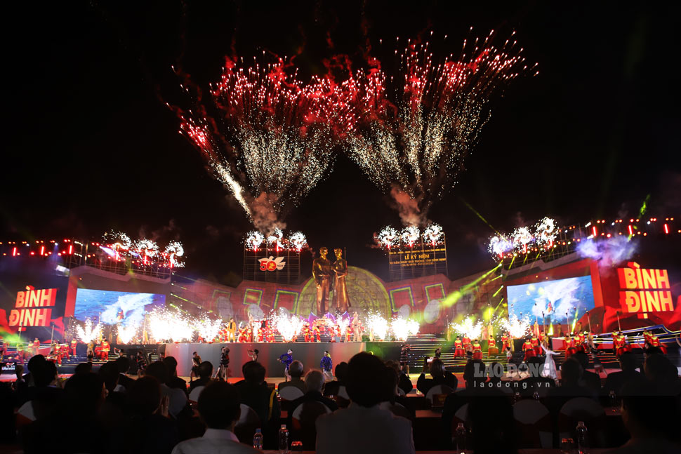 The 50th Anniversary of the Liberation of Binh Dinh Province (March 31, 1975 - March 31, 2025) was held at the Nguyen Sinh Sac Monument - Nguyen Tat Thanh (Quy Nhon City). Photo: Hoai Luan