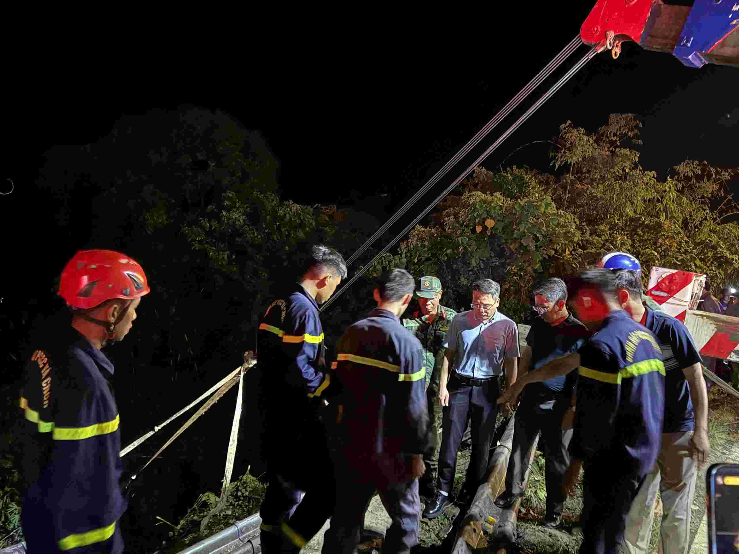 El personal de emergencia esta en el lugar para rescatar a las victimas del accidente de un vehiculo de 45 plazas que se precipito en el paso Bao Lu. Imagen de la lampara roja