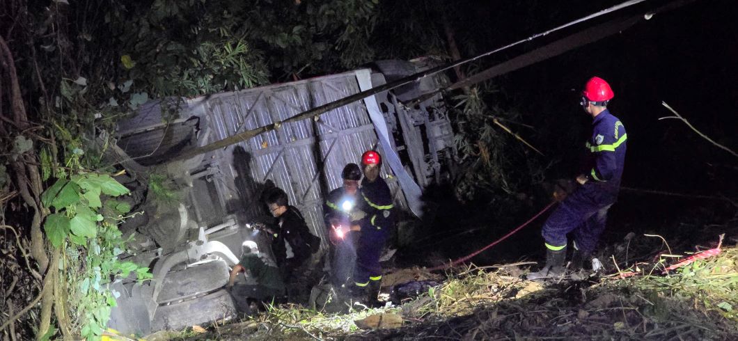 La escena del accidente de un coche cayo en un hoyo en el paso de Bao Lu. Imagen de la lampara roja