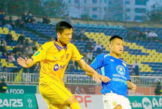 Song Lam Nghe An (yellow) won 2-1 against Dong Thap in the quarter-finals of the National Cup. Photo: Dong Thap FC