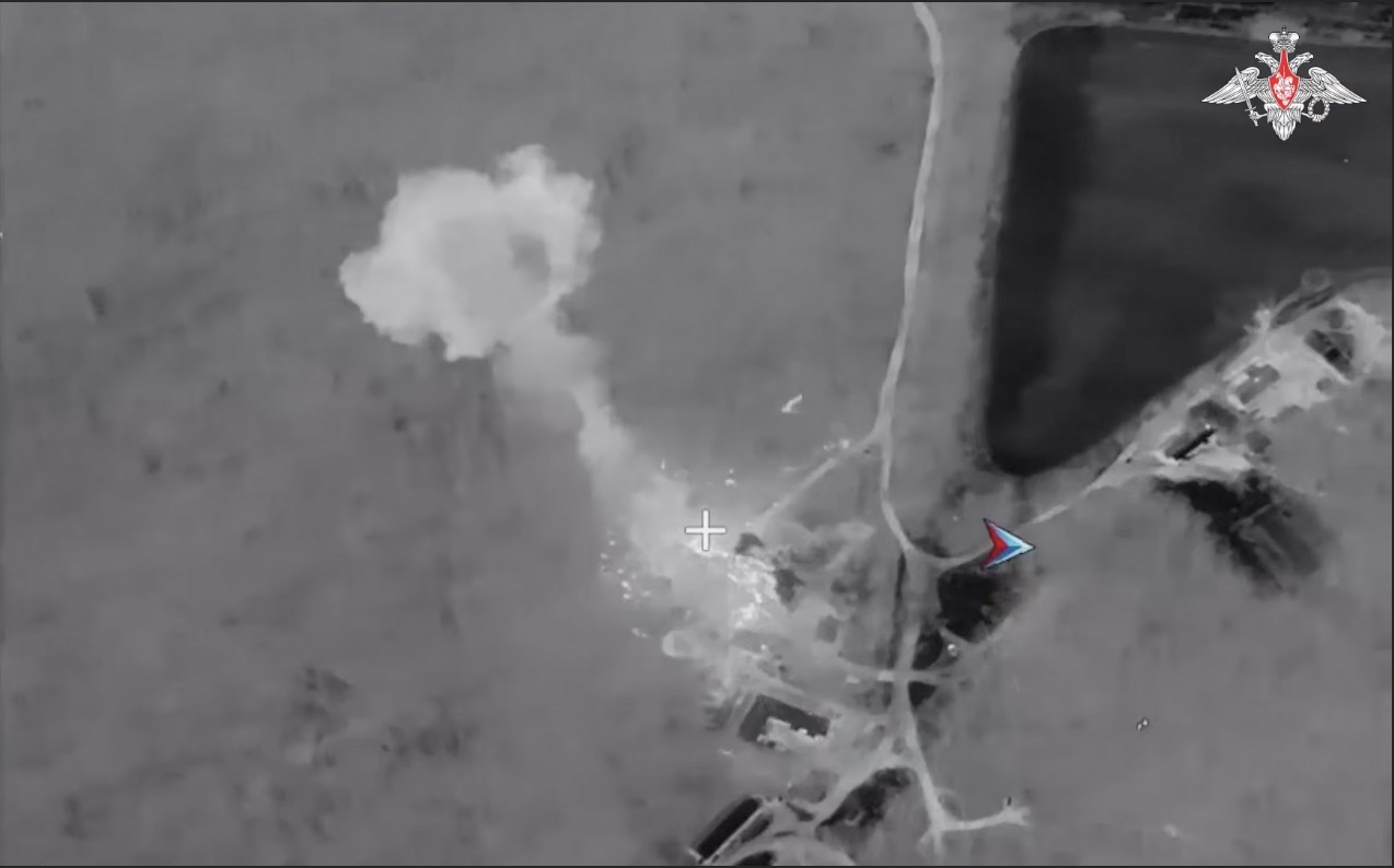 Una explosion provocada por un ataque de un dron ruso. Imagen: cortada de un video del Ministerio de Defensa ruso