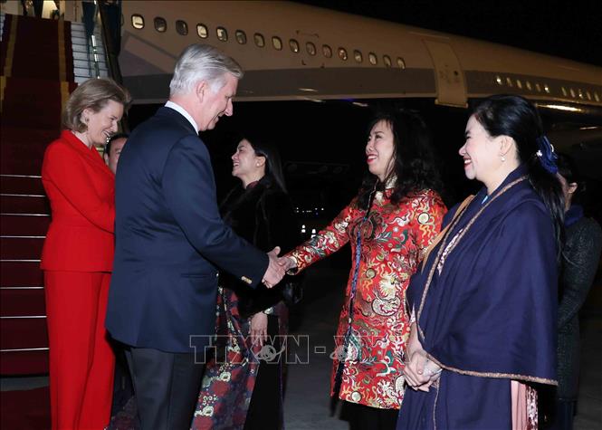 El viceministro de Relaciones Exteriores, Le Thi Thu Hang, recibe al rey Felipe y a la reina Matilde en el aeropuerto de Hanoi. Imagen de la pagina web de la organizacion