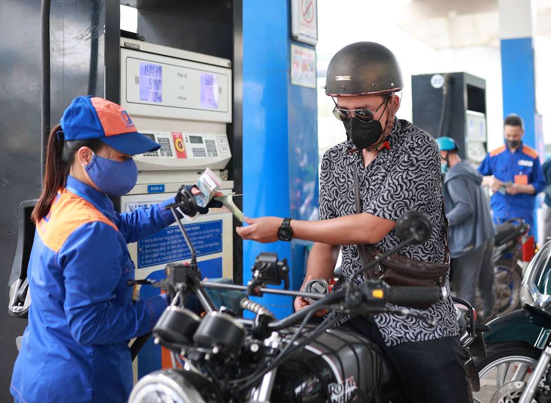Gasoline prices may increase slightly in the operating period on April 3, 2025. Photo: Hai Nguyen