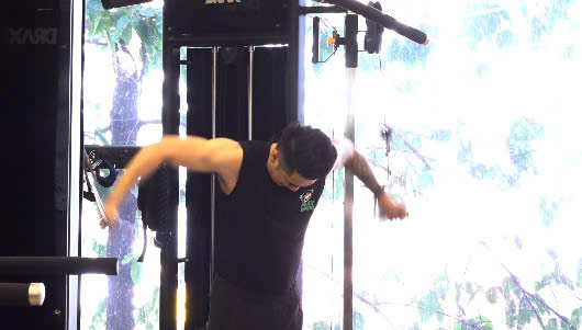 Mantener una buena rutina de ejercicio para la salud y mejorar la postura. Imagen: Bajo las nubes