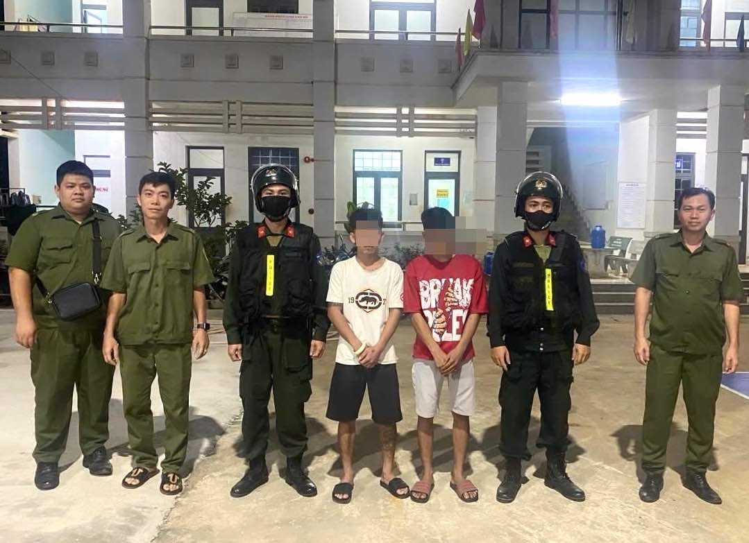 Công an xã Bình Sơn, huyện Long Thành (Đồng Nai) lập hồ sơ xử lý đối với 2 thanh niên đi xe máy có hành vi bốc đầu xe, lạng lách đánh võng. Ảnh: Công an tỉnh Đồng Nai