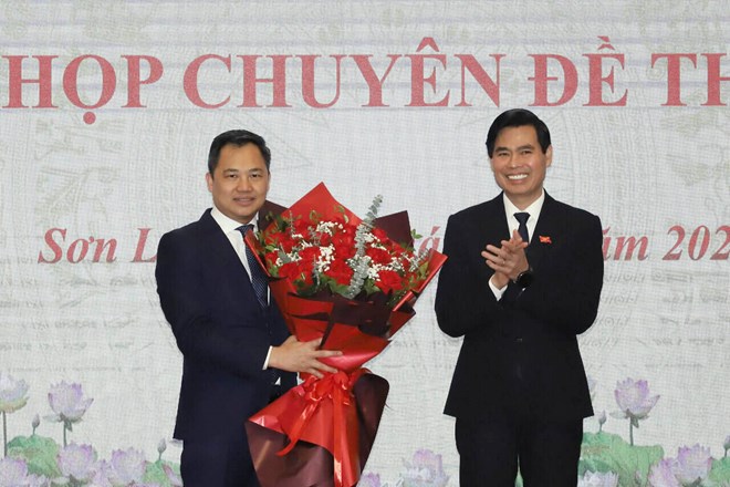 Mr. Nguyen Dinh Viet (left) - Chairman of Son La Provincial People's Committee. Photo: Anh Tuan