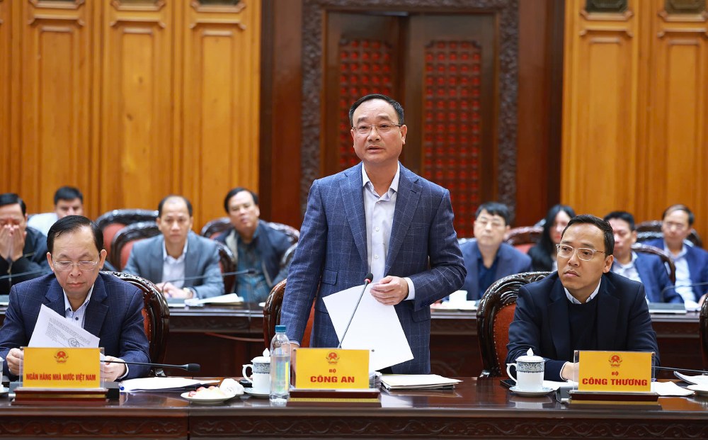 Deputy Minister of Public Security Pham The Tung proposed to develop a specific process for site clearance to remove difficulties and obstacles for backlog projects. Photo: VGP/Nhat Bac